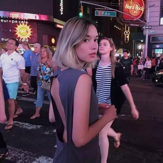 95后网红长相身材完美 爱自拍秀胸秀臀秀美腿(图)