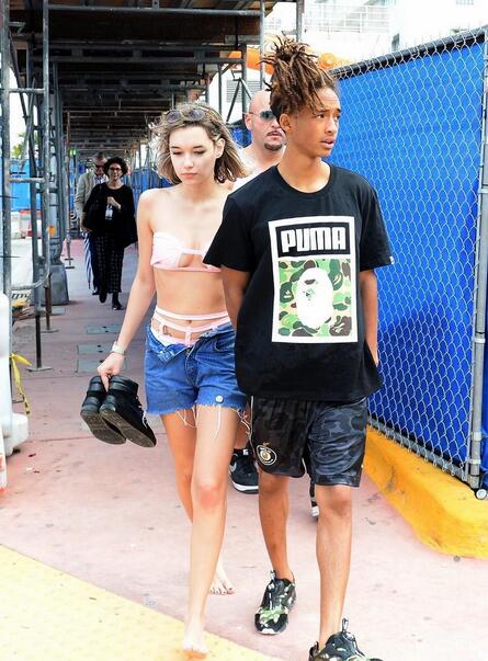 95后网红长相身材完美 爱自拍秀胸秀臀秀美腿(图)