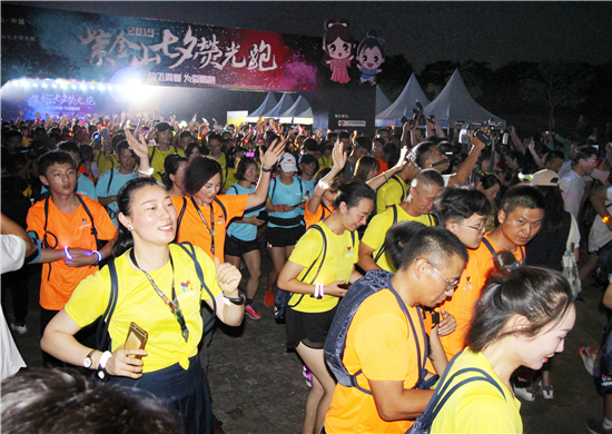 （供稿 文体列表 三吴大地南京 移动版）“2019紫金山·中国七夕文化节暨第二届紫金山七夕荧光跑”举行（列表页标题）“第二届紫金山七夕荧光跑”举行