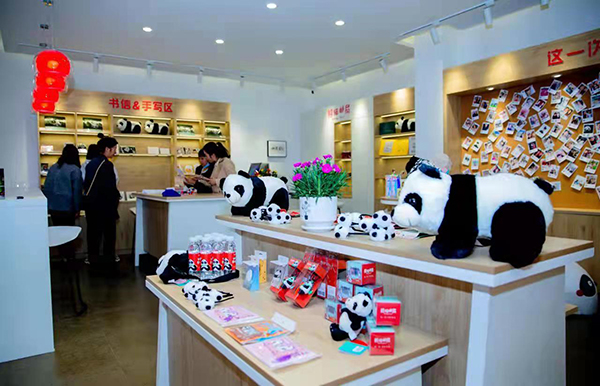 成都彭州首家“熊猫邮局”正式营业 开启游客“漫邮时光”_fororder_熊猫邮局-摄影-张鸿
