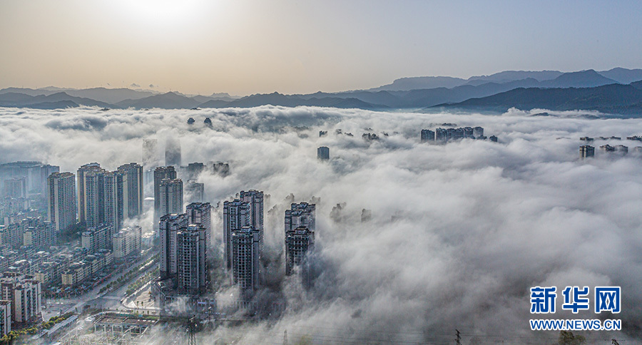 【城市远洋带图】一城山色半城雾 重庆晨雾绕城似梦幻“海景”