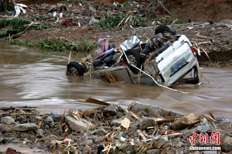 广西柳州降特大暴雨 数十辆车被山洪冲走