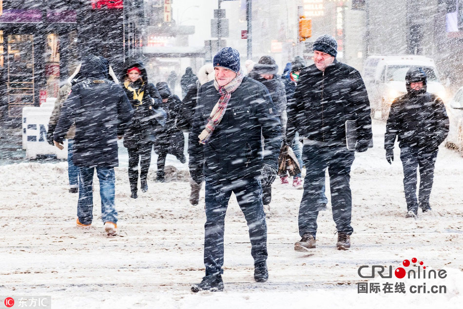 罕见暴风雪3日晚至4日席卷美国东北部，部分地区宣布进入紧急状态，一些航班被取消。_fororder_CqgNOlpO0-eAMdK2AAAAAAAAAAA077.950x633