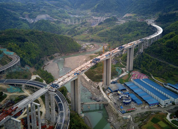 九绵高速平武涪江特大桥主桥顺利合龙_fororder_QQ图片20220401162944