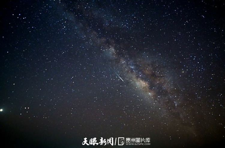 贵州从江：苗寨上空璀璨的星空