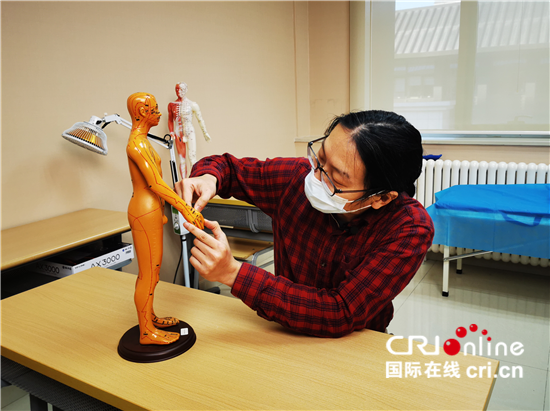 （遇见中国）我在中国学针灸——马来西亚青年与中医结缘的故事_fororder_1