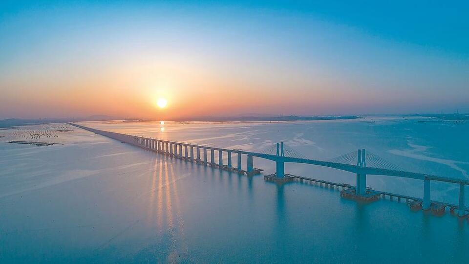 福厦高铁湄洲湾跨海大桥无砟轨道施工完成_fororder_b2a25fef-ff7e-4fa9-ac71-633538213c55