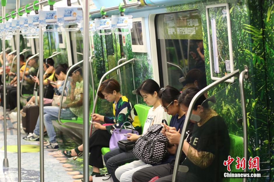 南京地铁车厢变“清凉世界” 充满夏日风情