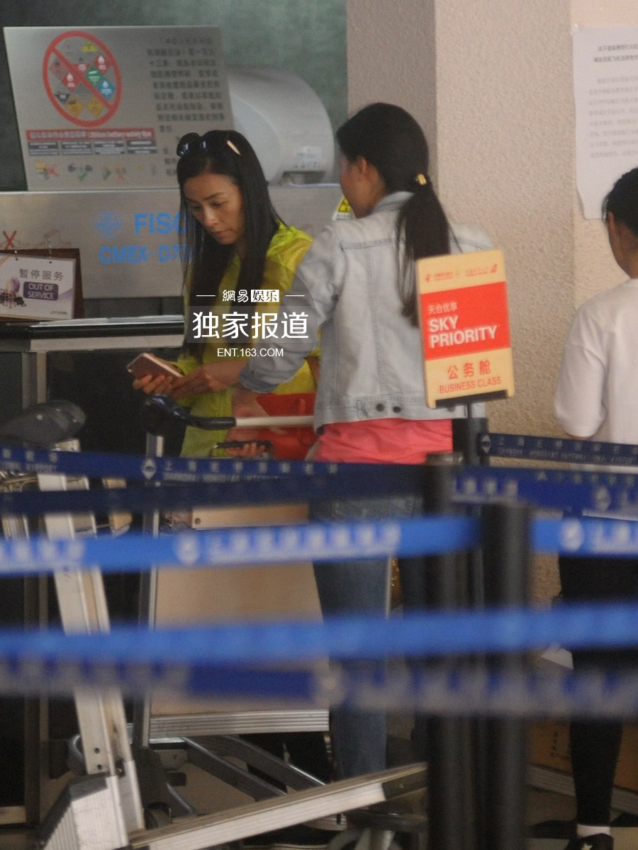 林瑞阳张庭携子返台 自拍手机不慎落地