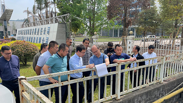 宜宾市翠屏区副区长何健督查象鼻河治理建设推进情况_fororder_何健副区长现场督查象鼻河推进情况