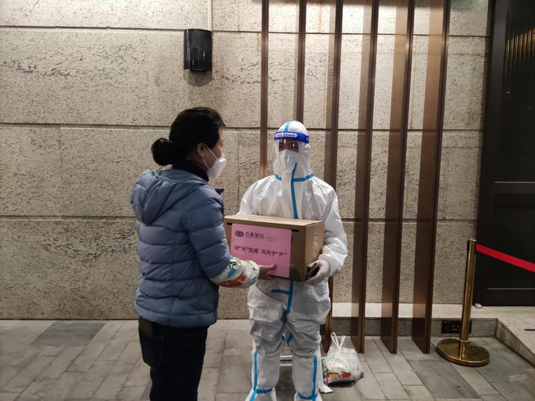 抗“疫”一线党徽闪 同“兴”协力克时艰 兴业银行上海分行积极践行社会责任 守“沪”抗疫力量_fororder_【兴业银行 财智频道 资讯列表】抗“疫”一线党徽闪 同“兴”协力克时艰丨兴业银行上海分行积极践行社会责任 守“沪”抗疫力量832
