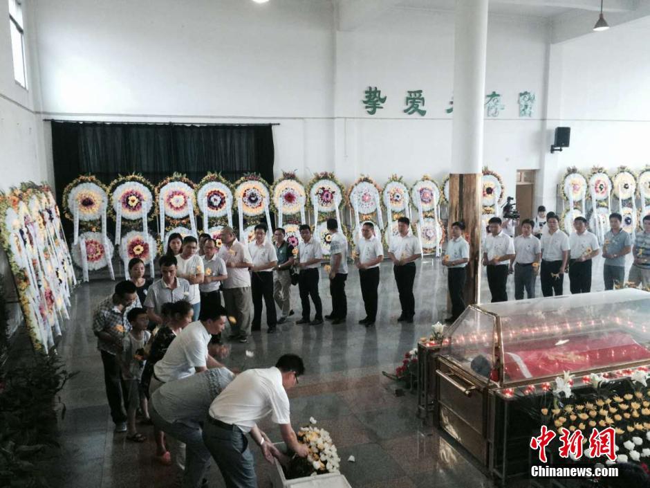 “最美教师”蒋国珍追悼会 数千民众自发悼念