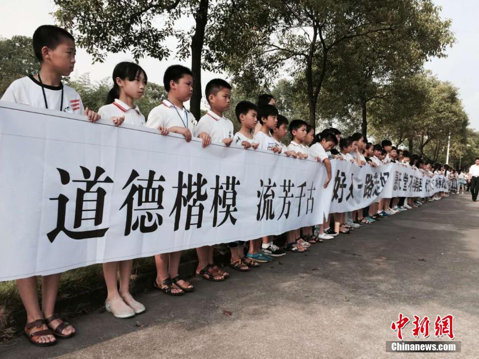 “最美教师”蒋国珍追悼会 数千民众自发悼念