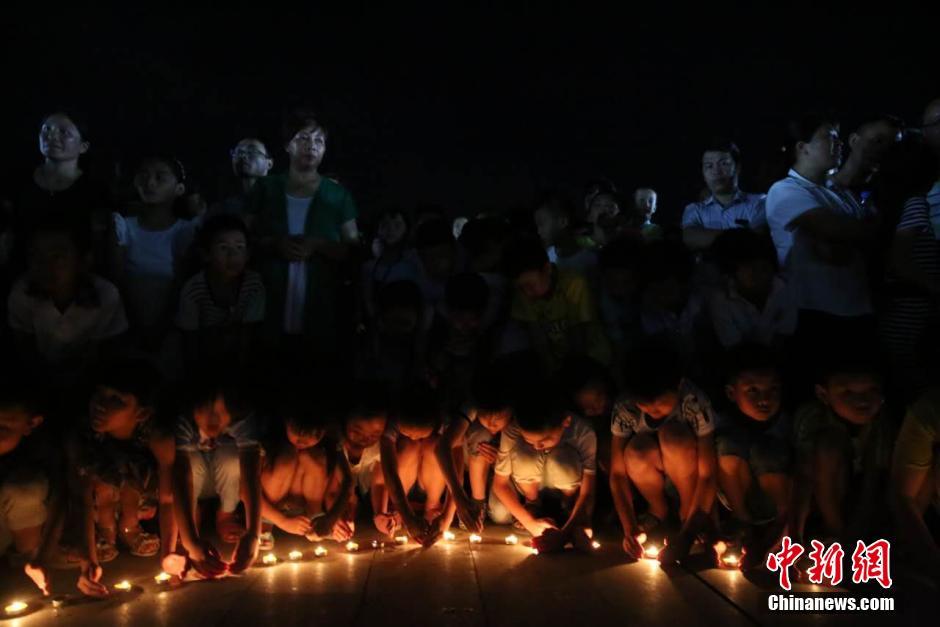 “最美教师”蒋国珍追悼会 数千民众自发悼念