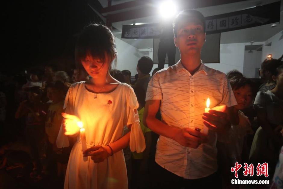 “最美教师”蒋国珍追悼会 数千民众自发悼念