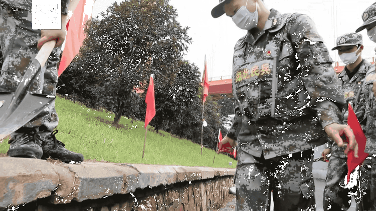 闻汛出击！兵哥哥们抗洪的样子真帅
