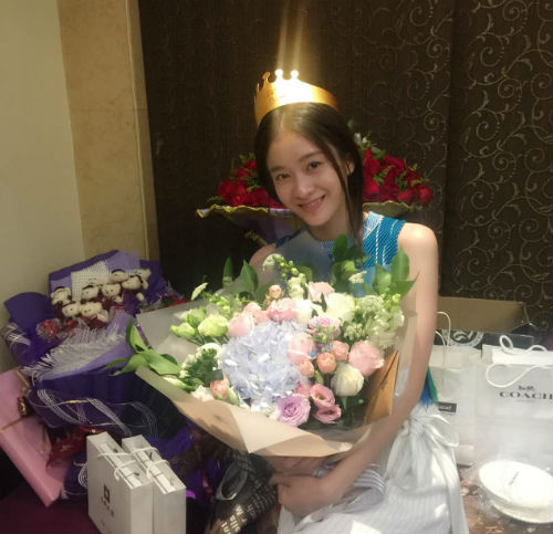 小小花初长成 张雪迎19岁生日低调庆生
