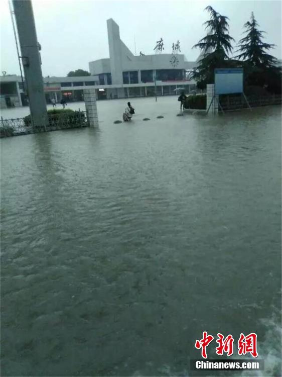 中国南方遭暴雨袭击 多地出现洪涝