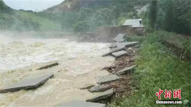 中国南方遭暴雨袭击 多地出现洪涝
