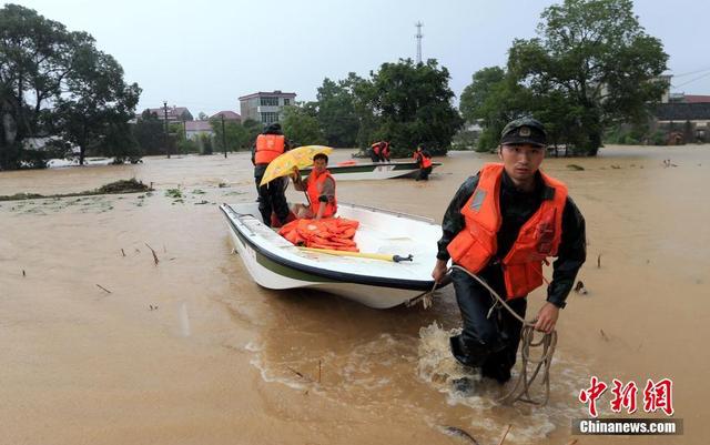 中国南方遭暴雨袭击 多地出现洪涝