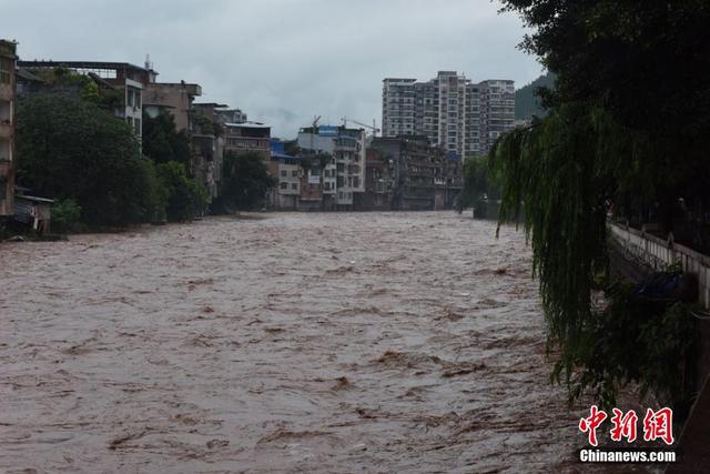 中国南方遭暴雨袭击 多地出现洪涝