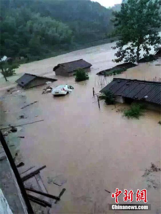 中国南方遭暴雨袭击 多地出现洪涝