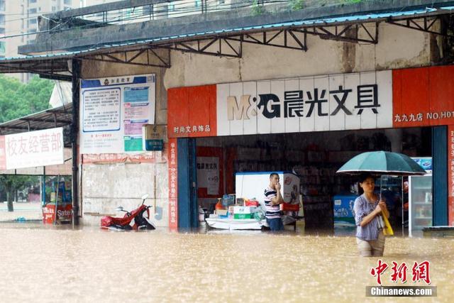 中国南方遭暴雨袭击 多地出现洪涝