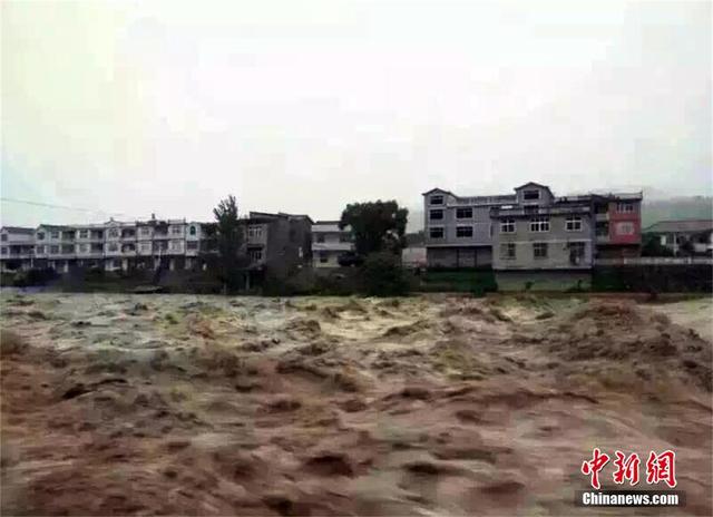 中国南方遭暴雨袭击 多地出现洪涝
