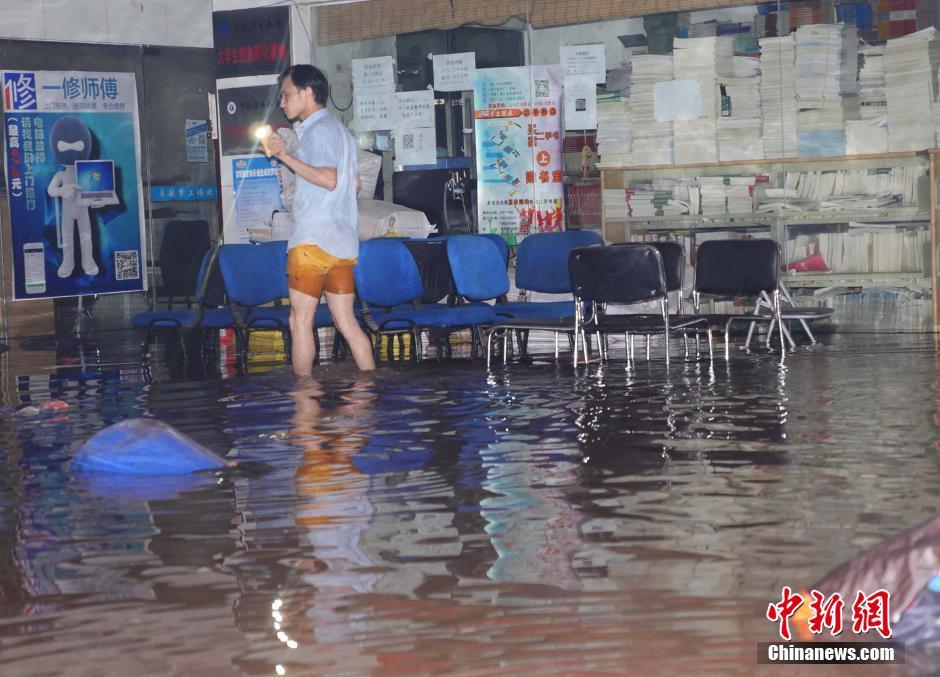中国南方遭暴雨袭击 多地出现洪涝