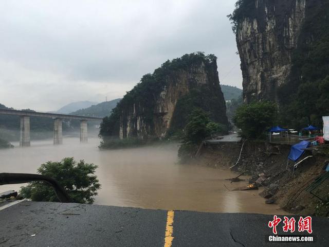 中国南方遭暴雨袭击 多地出现洪涝
