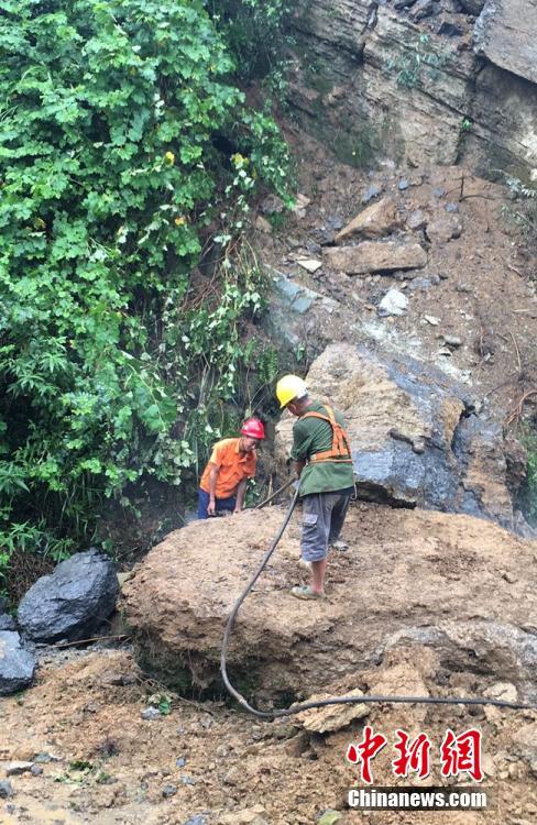 中国南方遭暴雨袭击 多地出现洪涝