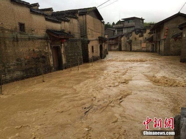 中国南方遭暴雨袭击 多地出现洪涝