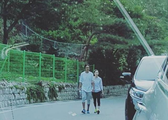 裴勇俊陪孕妻朴秀珍散步 挽手同行似平常夫妇