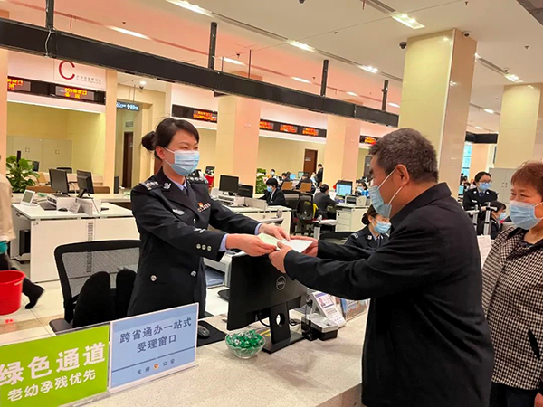 天府新区率先开通川藏户口迁移“跨省通办”业务_fororder_为居民办理业务-供图-四川天府新区党群工作部宣传处