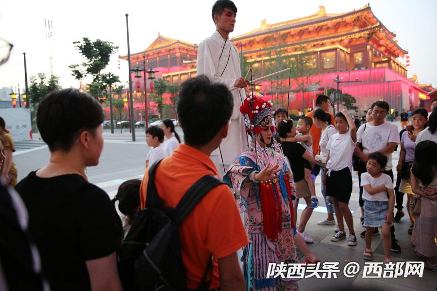 大唐不夜城夏夜旅游热度高，免费文化消费成亮点