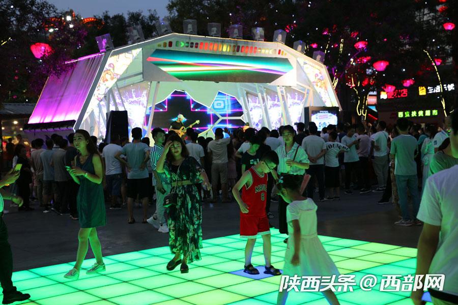 大唐不夜城夏夜旅游热度高，免费文化消费成亮点