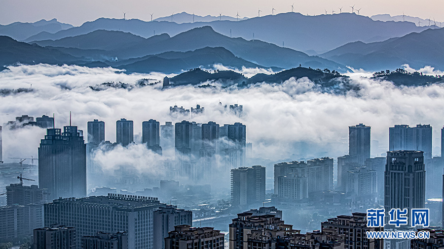 【城市远洋带图】一城山色半城雾 重庆晨雾绕城似梦幻“海景”