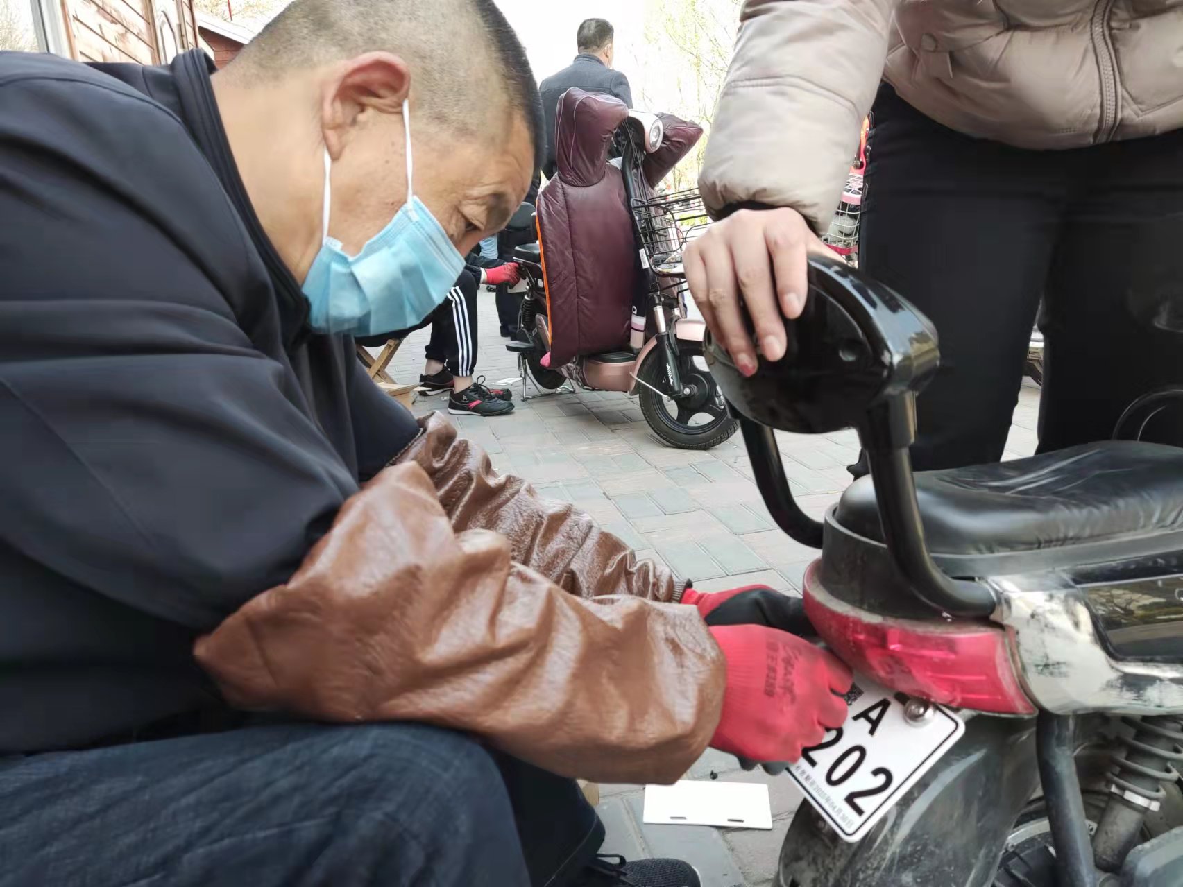 （原创）工作高效 服务热情 石家庄电动自行车上牌服务点获市民点赞_fororder_5