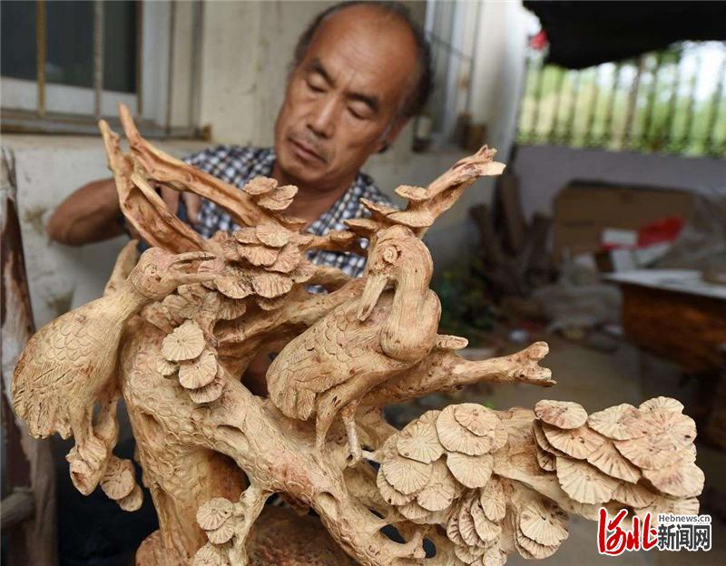 河北临城：电商扶贫让根雕工艺品飞出山沟沟