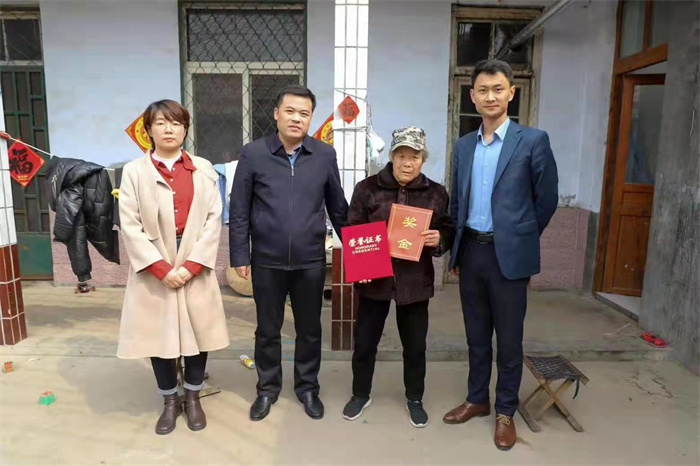 【原创】日照莒县县委政法委走访慰问见义勇为英烈家属_fororder_e863f3663efa2697b462768d36107bd