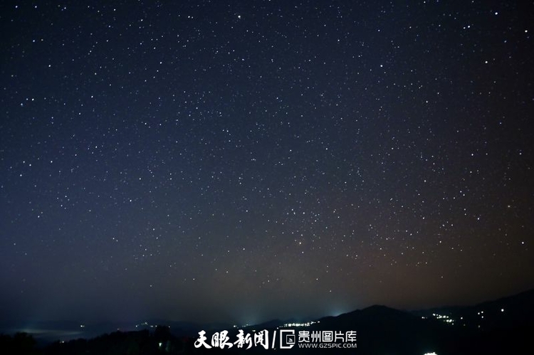 贵州从江：苗寨上空璀璨的星空
