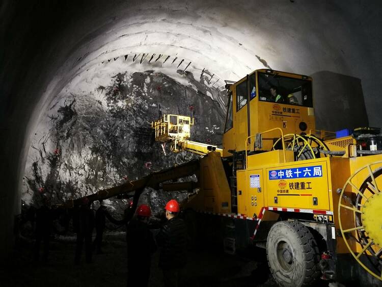 （转载）成昆铁路复线吉新隧道贯通 预计年底全线通车