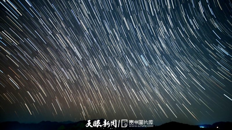贵州从江：苗寨上空璀璨的星空