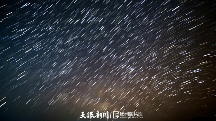 贵州从江：苗寨上空璀璨的星空