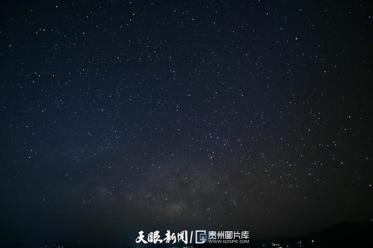 贵州从江：苗寨上空璀璨的星空