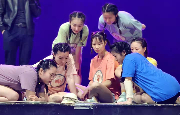 拓展文旅融合新路径 自贡新创杂技水流星即将精彩上演_fororder_4演员们认真排练