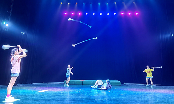 拓展文旅融合新路径 自贡新创杂技水流星即将精彩上演_fororder_2排练现场