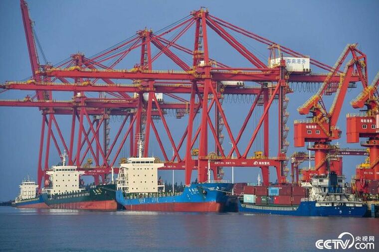 图片默认标题_fororder_图3  洋浦港停靠的国内外货船
