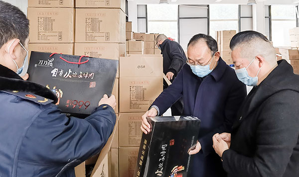 自贡市“春雷行动2022”铁拳出击 查处违法案件1500余件罚没1000余万元_fororder_2春雷行动执法检查中（供图-自贡市场监管局）
