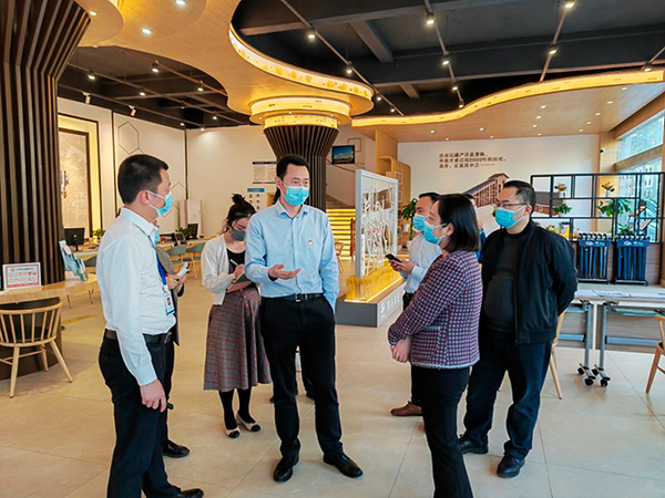 自贡市委组织部副部长曾平调研大安区龙井街道党建工作_fororder_1调研现场